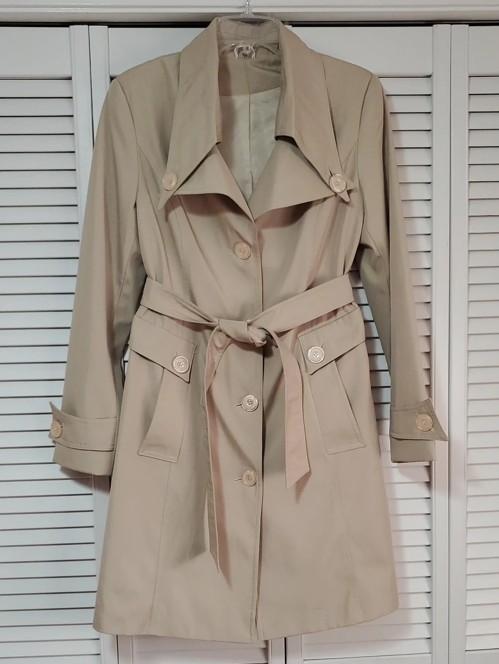 Women's Modern Style Belted Trench Coat. Size M